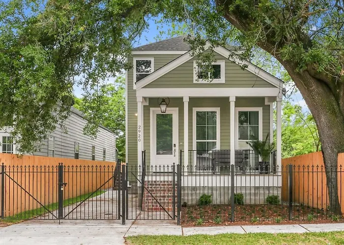 Luxury New 3Bd Home With Parking And Private Yard